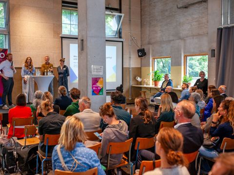 Projektvorstellung Bühne und Publikum (Bild: SenMVKU)