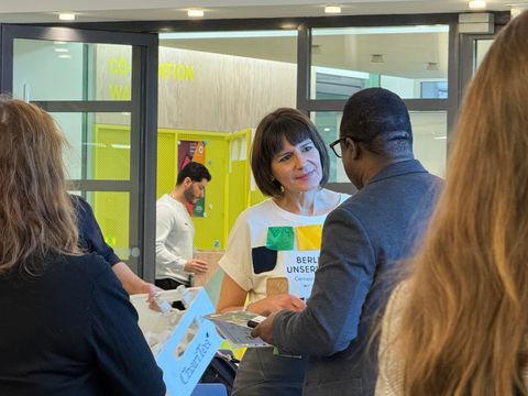 Staatssekretärin Behrendt im Gespräch (Bild: SenMVKU)