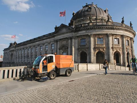 BSR-Kleinkehrmaschine vor dem Bode-Museum
