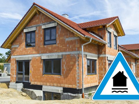 Wie schütze ich mein Haus gegen Grundwasser? (Bild: Bernd Leitner / stock.adobe.com)