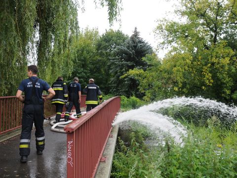 Feuerwehreinsatz beim Hochwasser an der Erpe am 31.07.2011 (Bild: Berliner Feuerwehr)