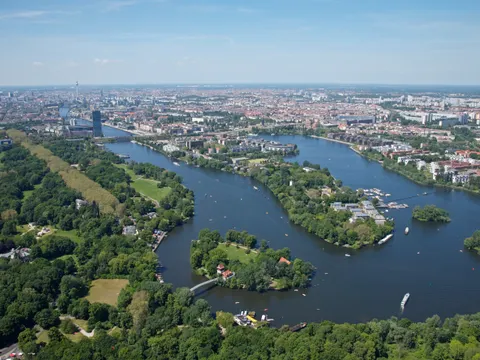 Rummelsburger Bucht, Blick über den Treptower Park und Rummelsburger See