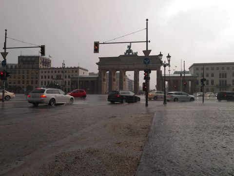 Starkregenereignis am Brandenburger Tor