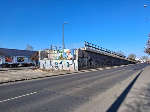 Blick auf das verbliebene Rampenbauwerk der Brücke An der Wuhlheide – Rummelsburger Straße