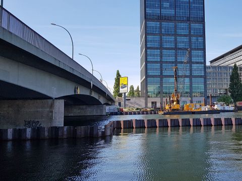 Blick vom Osthafen-Ufer auf die nördliche Seite der Elsenbrücke, Juli 2020 (Bild: SenMVKU)