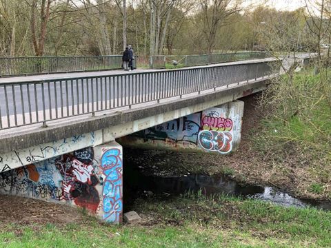 Östliche Hellersdorfer Brücke (im Vordergrund) und Hellersdorfer Brücke, Ansicht von Norden bzw. Blick in Richtung Südwesten, 03/2022