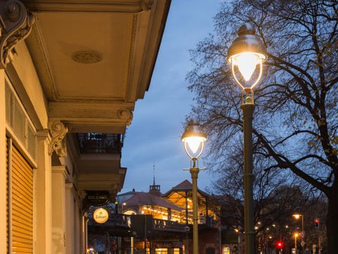 Vergleich: LED-Leuchte im Vordergrund und Gasleuchte links dahinter