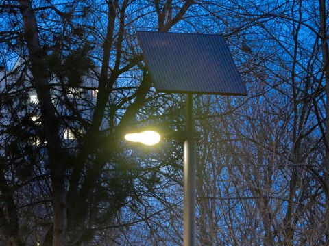 Solarleuchte im Springpfuhlpark am Abend: Protos 250