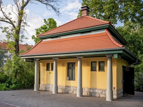 Denkmalgeschütztes Toilettenhaus am Preußenpark (Bild: Dagmar Schwelle)
