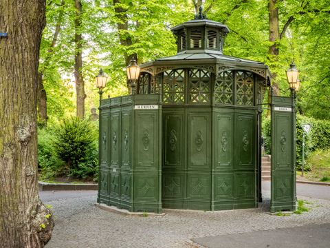 Café Achteck heute, noch als öffentliche Toilette in Betrieb (Bild: Dagmar Schwelle)