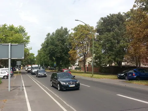 Weil die Dorfstraße zum Berliner Ring führt, ist die Verkehrsbelastung hoch. (Dorfstraße 38, Blickrichtung Norden)