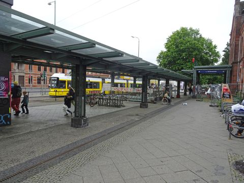 Fußgängertunnel Überdachung Bahnhofseite