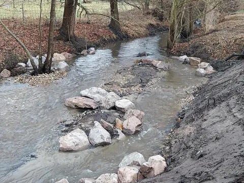 Umgestalteter Flussabschnitt nach dem Ausbau der alten Sohlschwelle (Bild: SenMVKU)