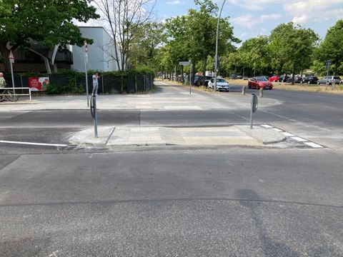 Lindauer Allee, Mittelinsel mit Doppelquerung (Bild: SenMVKU)