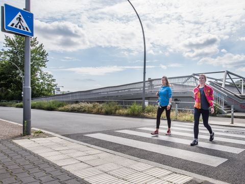 Fußgängerinnen überqueren die General-Pape-Straße