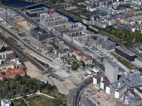 Berlin aus der Luft gesehen - Europacity mit Zuführung S21 zum Hbf / nördliche Ausfahrt Berlin Hbf tief