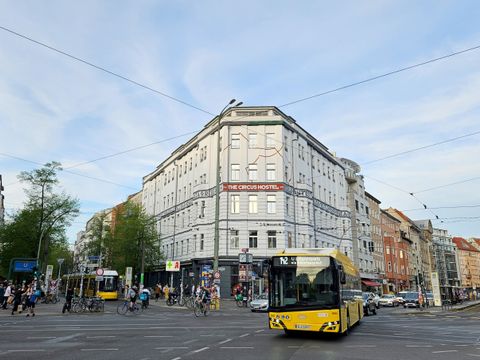 Bus und Straßenbahn am Rosenthaler Platz
