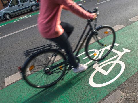 Radweg mit Grünbeschichtung