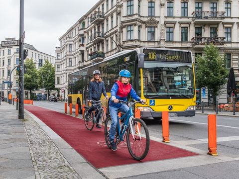 Radler auf der Kolonnenstraße