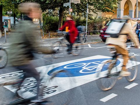 Radler auf einer Fahrradstraße