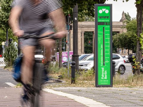 Fahrradbarometer auf der Straße des 17. Juni vor dem Eingang der TU Berlin (Bild: infraVelo / Daniel Rudolph)