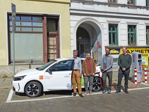 Neu errichtetete stationsbasierte Ladeeinrichtung mit E-Carsharingfahrzeug sowie Vertretern des Unternehmens Cambio, des Bezirks Friedrichshain-Kreuzberg und der SenMVKU