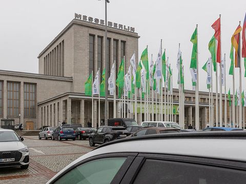 Eingang Messe Grüne Woche mit Parkplatz