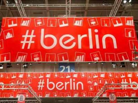 Schild mit dem Hashtagzeichen und der Aufschrift berlin