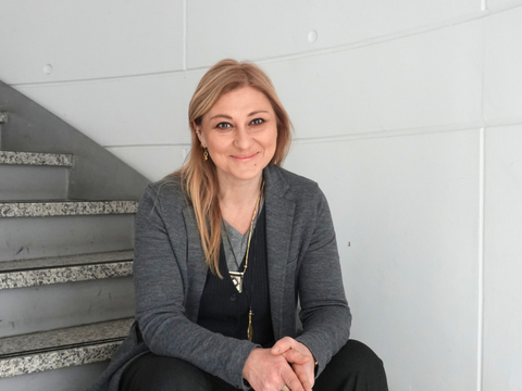 Monika Paweska sitzt auf einer Treppe