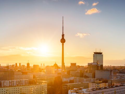 Blick über Berlin bei starker Sonnenstrahlung