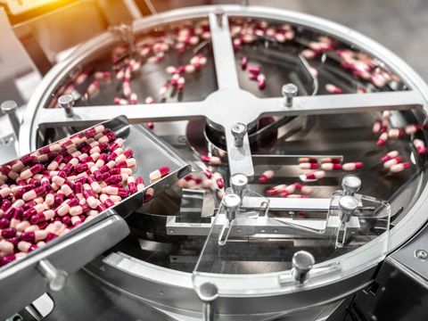 Eine Pillenmaschine beim Abfüllen von Arzneimitteln