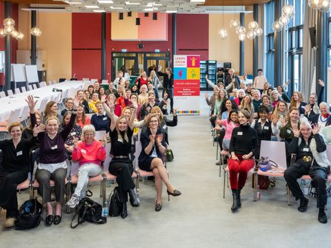Die Teilnehmerinnen der Akademie mit Prof. Pamela Luckau