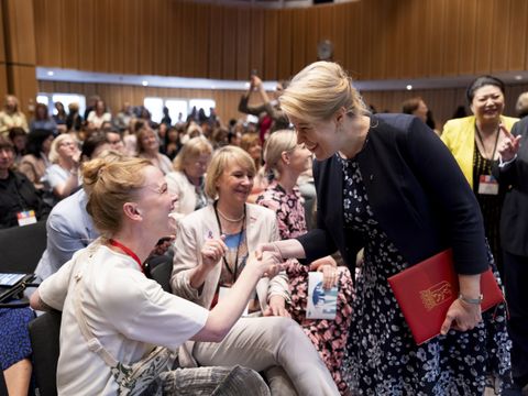 Frau Giffey begrüßt Frauen im Publikum beim Berliner Unternehmerinnentag 2025
