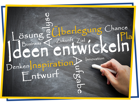 Schultafel mit Kreideschrift "Ideen entwickeln"
