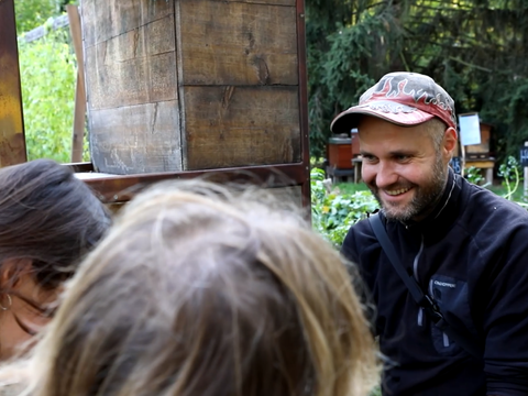 Menschen arbeiten im Garten