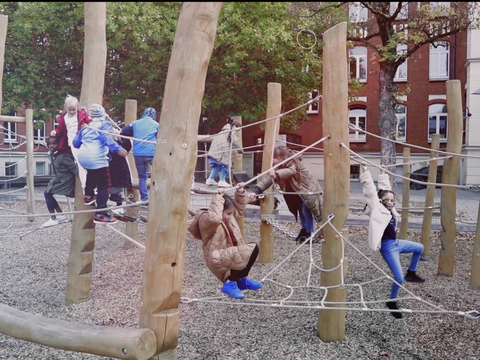Kinder spielen auf einem Spielplatz