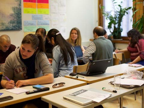 Teilnehmende bei der Gruppenarbeit