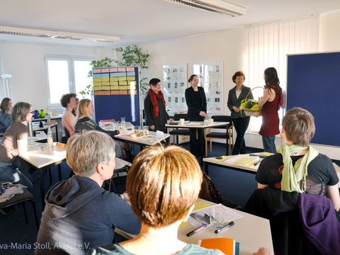 mehrere Frauen nehmen an einem Workshop teil