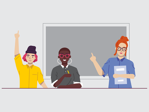 Ein Lehrer und zwei Schüler am Tisch und im Hintergrund eine Tafel