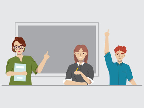 Ein Lehrer und zwei Schüler am Tisch und im Hintergrund eine Tafel