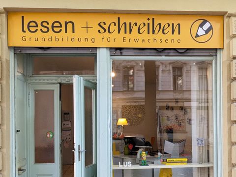 Mit Hilfe des Vereins Lesen und Schreiben in Neukölln können Erwachsene verpasste Bildung nachholen.