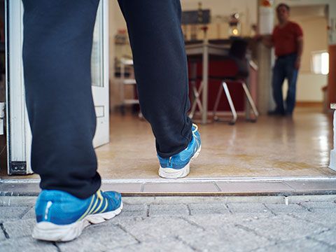 Person geht in einen Raum
