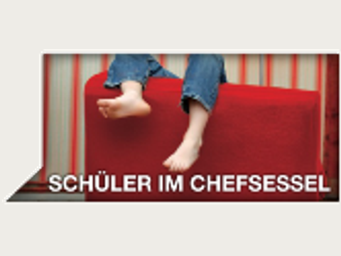Logo Schüler im Chefsessel