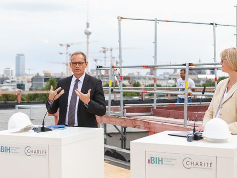 Richtfest für das ATIZ-Gebäude von BIH und Charité im Juli 2020 (Bild: BIH / Konstantin Börner)