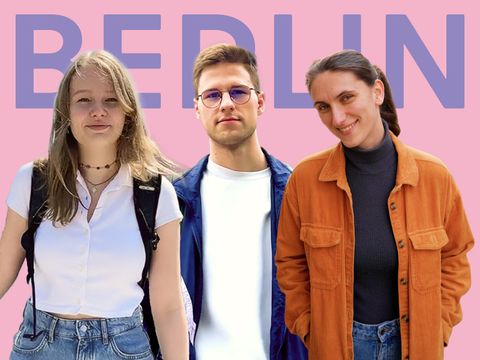 Drei Studierende, Darsteller der ersten Episode des YouTube-Serienformats „Berlin macht Schule“, vor rosa Hintergrund mit „Berlin“-Schriftzug.
