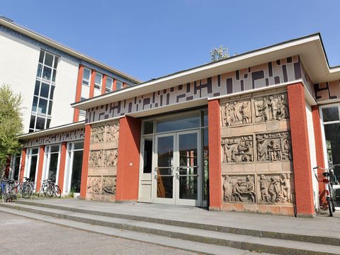 Haupteingang Bühringstraße der Kunsthochschule Berlin Weißensee – Hochschule für Gestaltung (Bild: Heike Overberg - Kunsthochschule Berlin Weissensee)
