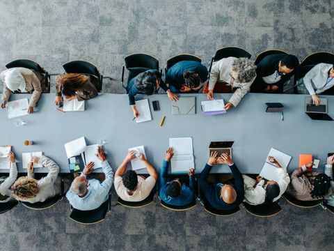 Menschen an einem Tisch, Aufnahme von oben