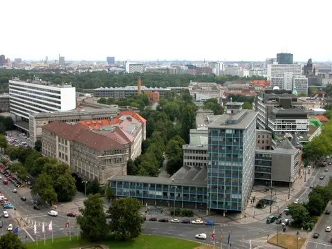 Blick auf den Campus der Technischen Universität Berlin vom Ernst-Reuter-Platz (Bild: TU-Pressestelle / Böck)