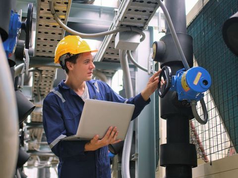Industrierabeiter auf einem Kontrollgang