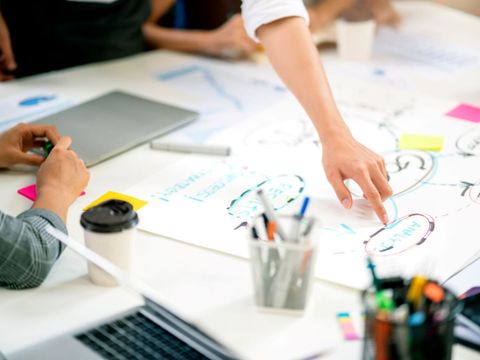 Hände sind über einem Schreibtisch